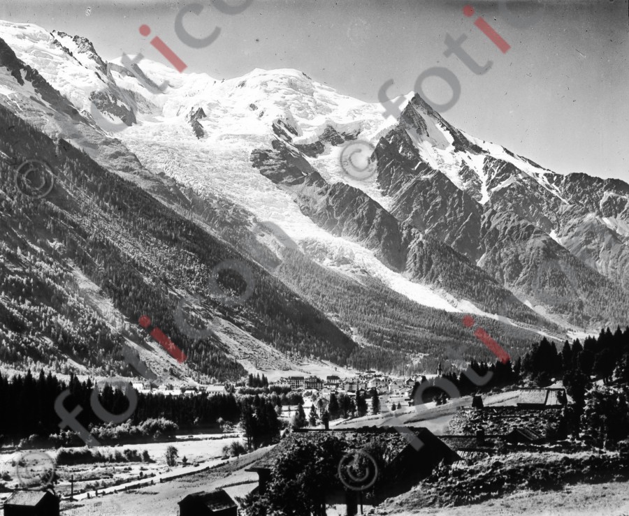 Chamonix und Blick auf den Mont Blanc ; Chamonix and views of Mont Blanc - Foto simon-73-013-sw.jpg | foticon.de - Bilddatenbank für Motive aus Geschichte und Kultur